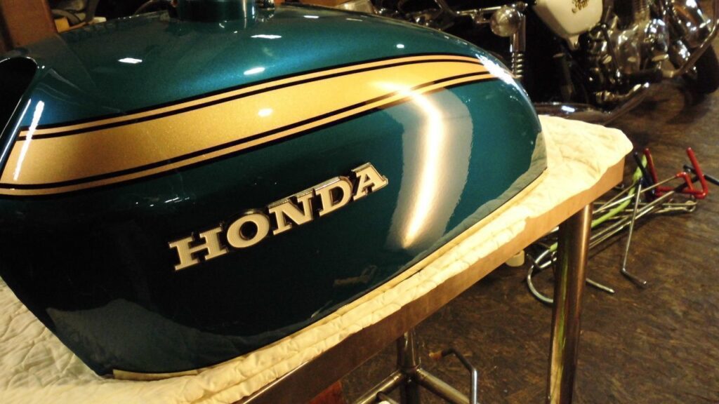 CB750K1　タンクヘコミ修復